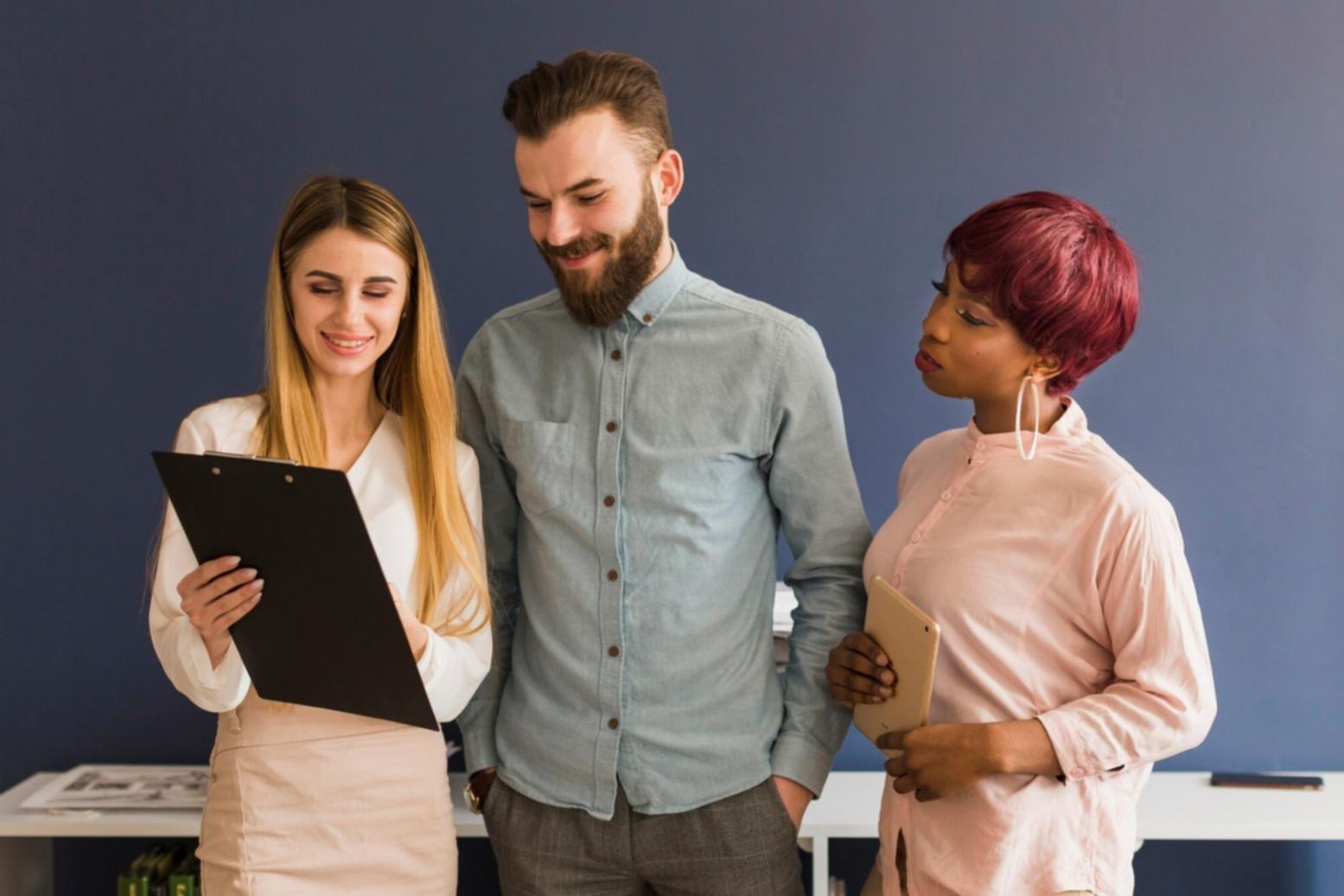 Groupe de personnes collaborant sur des exercices financiers avec des documents et graphiques