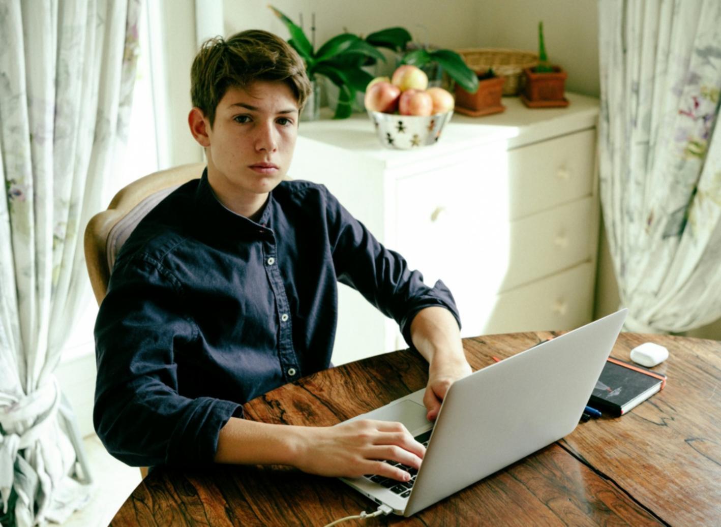 Personne travaillant sur un budget personnalisé avec calculatrice et documents financiers